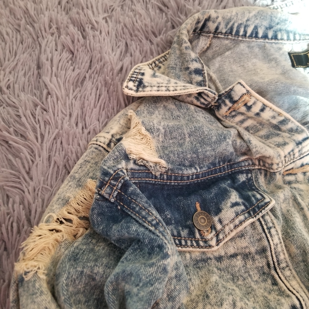 Distressed denim jacket - Picture 3 of 4